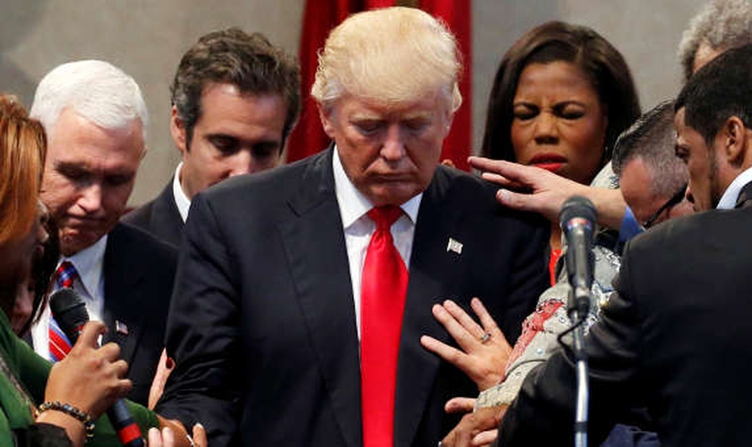 Donald Trump recebeu orações de líderes religiosos logo após sua eleição. (Foto: Jonathan Ernst/Reuters )