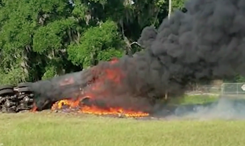 O caminhão capotou na grama da rodovia e foi tomado pelas chamas. (Foto: Reprodução/News 6)
