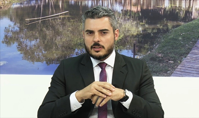 Prefeito Thiago Flores (PMDB) afirmou que sua decisão foi pautada em seguir a vontade já expressa pelo povo, de retirar o conteúdo das escolas. (Foto: G1)