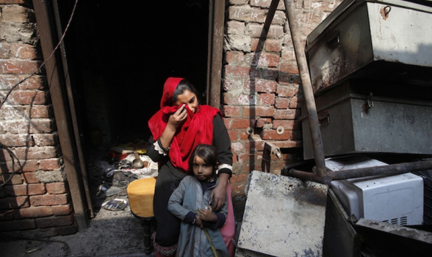 Paquistanesa cristã chora em frente à sua casa destruída por extremistas islâmicos. (Foto: Reuters)