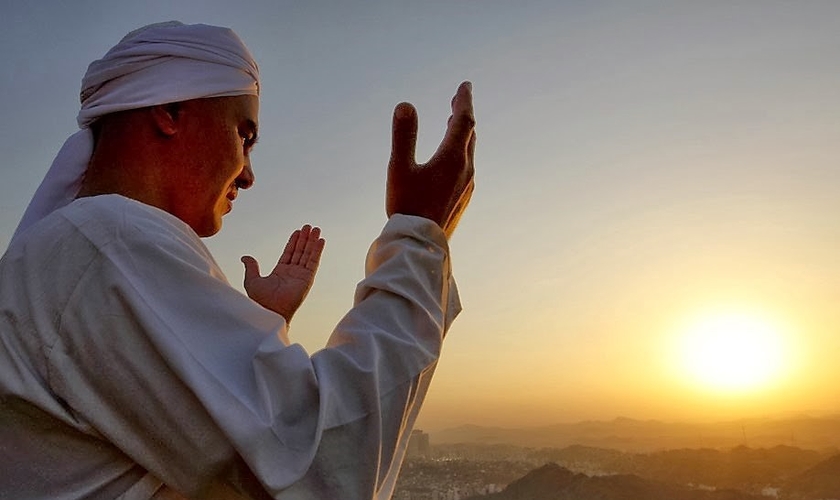 Muçulmano ora virado para o pôr do sol. (Foto: Delta Newsroom)