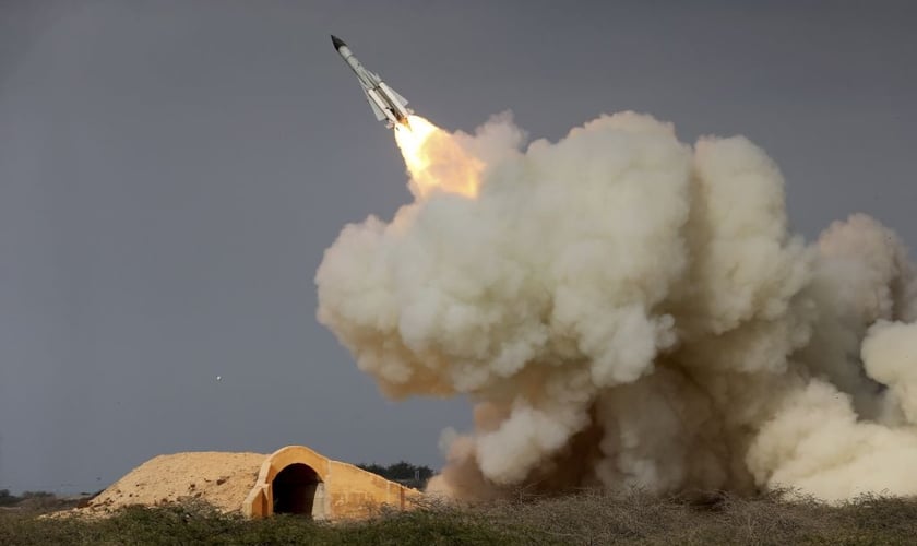 Míssil de longo alcance é disparado em uma broca militar na costa norte do Irã. (Foto: Amir Kholousi/ISNA/AP)