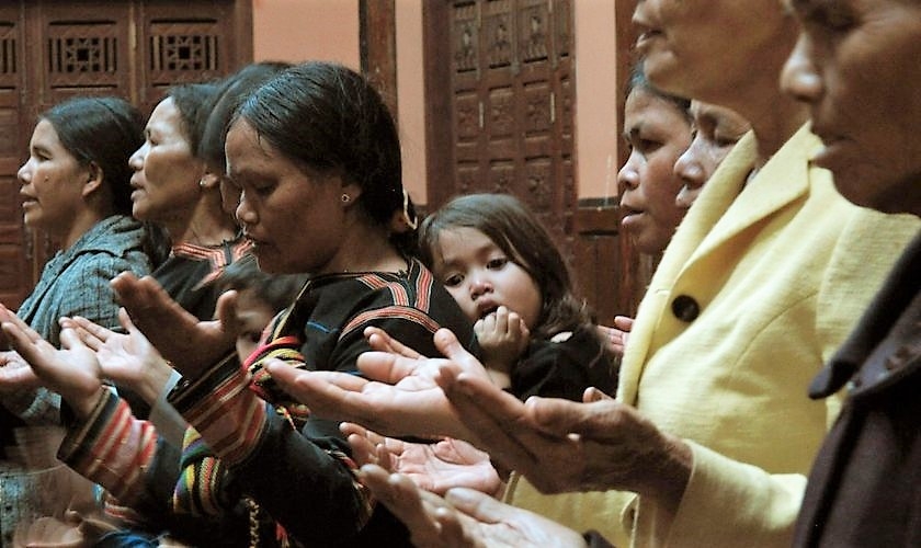 Pessoas orando no Vietnã. (Foto: Asssociated Press)