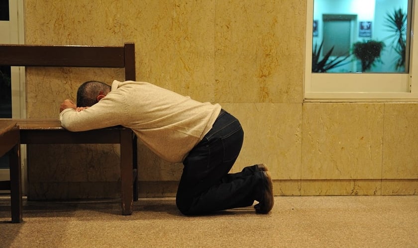 Imagem ilustrativa. Homem orando dentro de um hospital. (Foto: Bible League International)