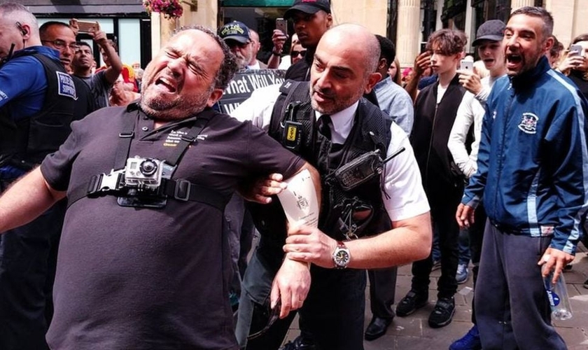 Momento da prisão de Michael Overd, enquanto pregava nas ruas de Bristol. (Foto: BBC)