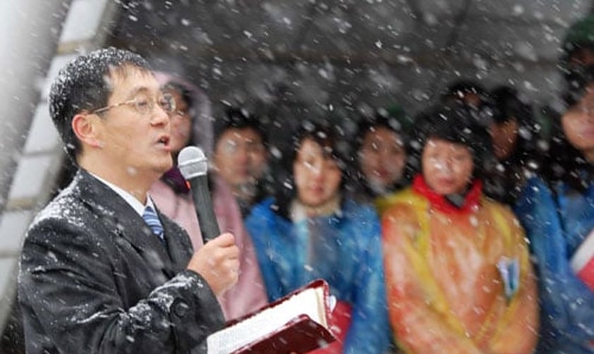 Membros da igreja Shouwang realizam culto na neve. (Foto: The Dui Hua Foundation)