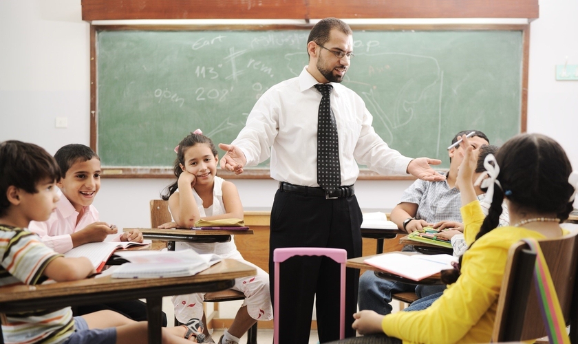 Professor e alunos. (Foto: ExpertBeacon)