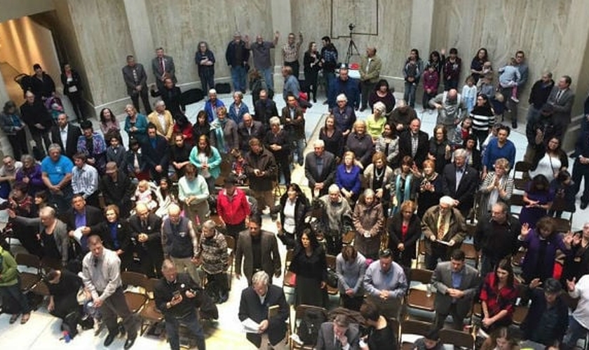 Legisladores, pastores, líderes, mães, pais, avós e crianças pequenas levantaram suas vozes para adorar a Jesus e receber mais do Espírito Santo. (Foto: Reprodução).