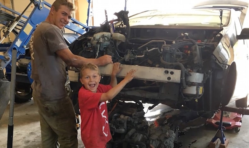 J.T. e Mason estavam trabalhando com seu pai num Toyota Prius quando o carro de repente caiu. (Foto: Arquivo pessoal)