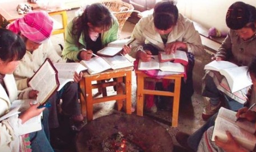 Mulheres se reúnem para estudar a Biblia, na Ásia. (Foto: DAVEMIERS)