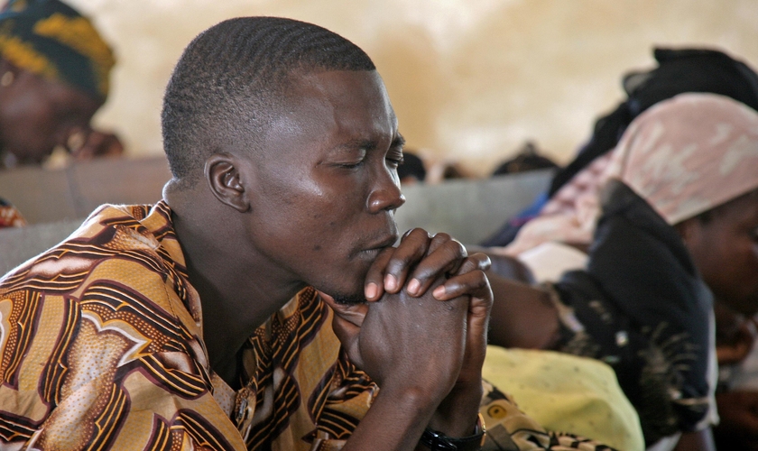 Cristão ora durante culto, na Nigéria. (Foto: Portas Abertas)