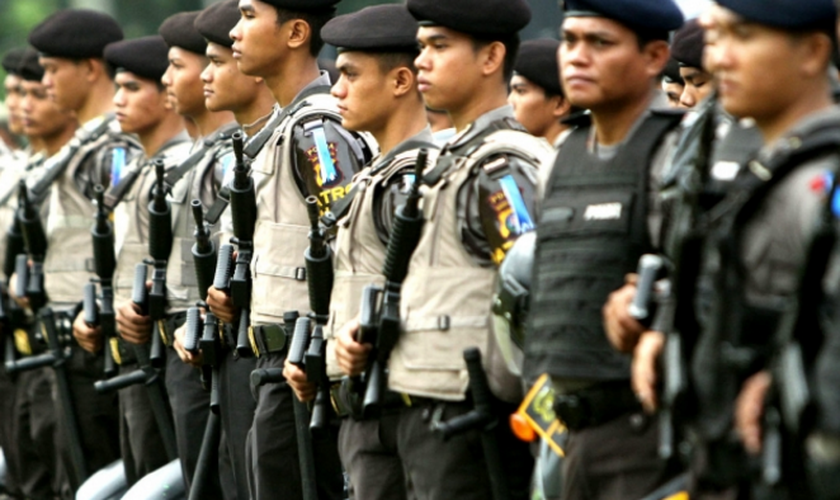 Os policiais forçaram Nur a se deitar e um policial manteve sua cabeça presa ao chão com o pé. (Foto: Reuters).