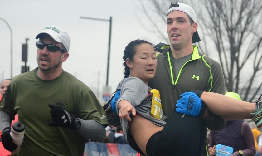 A estudante foi carregada por corredores até a linha de chegada. (Foto: Love Run Philadelphia Half Marathon/Runners World)