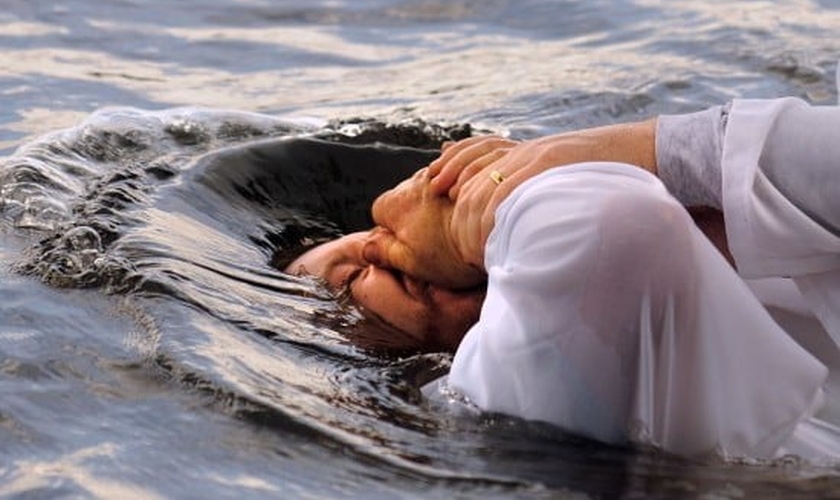 Batismo. (Foto: Christian in Pakistan News)