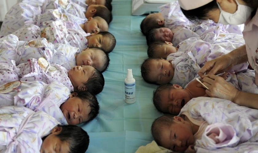 Bebês são cuidados por enfermeira na China. (Foto: South China Morning Post)