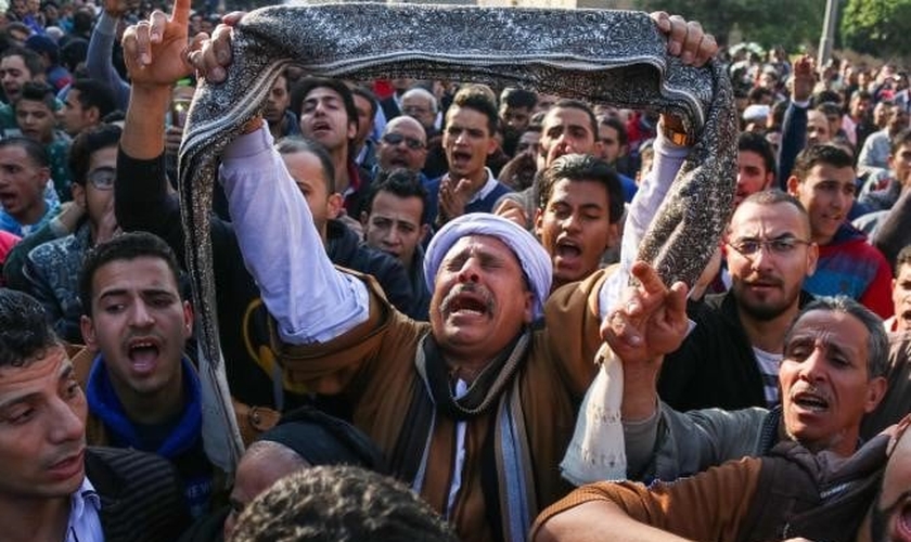 Cristãos coptas lamentam a morte de parentes em ataques terroristas. (Foto: News.com.au)