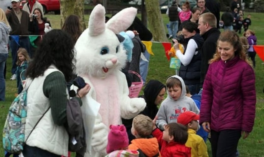 Crianças brincam com 'coelho da Páscoa' em festa infantil. (Foto: CTV News)