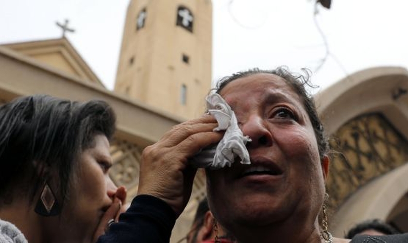 Mulher chora após duas explosões que mataram pelo menos 44 pessoas no Egito. (Foto: Mohamed Abd El Ghany/Reuters)