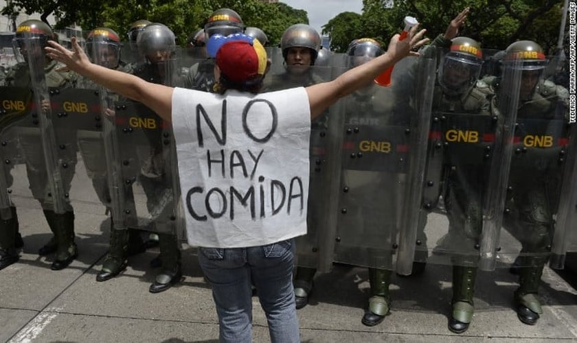 Manifestante protesta contra a crise política e a fome na Venezuela. (Foto: CNN)