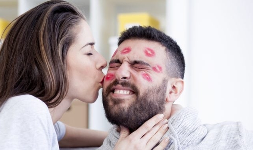 Mulher beijando homem. (Foto: Days Of The Year)