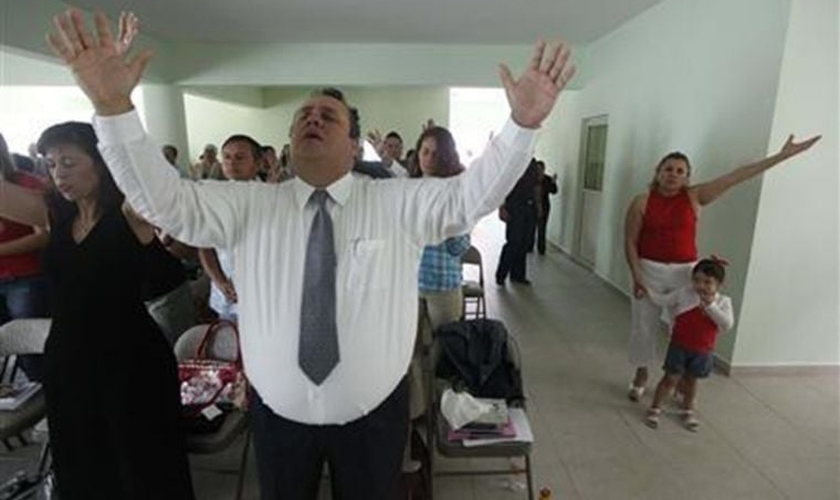 Cristãos durante um culto de oração em uma igreja evangélica em Leon, no México. (Foto: Reuters)