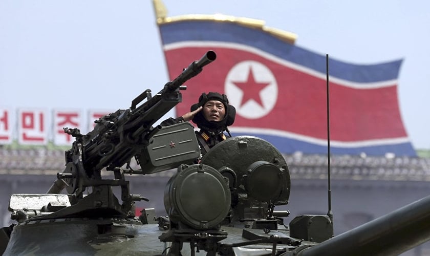 Soldado da Coreia do Norte dentro de tanque de guerra. (Foto: AP Photo/ Wong Maye-E)