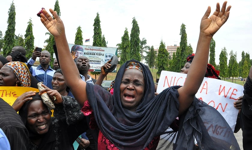 Mulher chora por sua filha, sequestrada na Nigéria. (Foto: AP Photo)