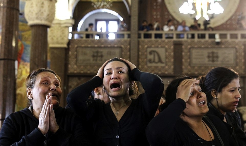 Cristãos coptas choram a morte de parentes e amigos após ataques do Estado Islâmico. (Foto: Reuters)