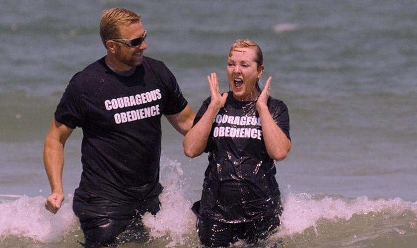 Barbara Ringer é batizada pelo pastor Scott Yirka, em Fleming Island. (Foto: Baptist Press)
