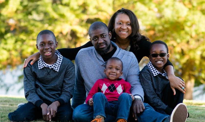 Pastor Lamar Hardwick, esposa e filhos. (Foto: New Community Church)