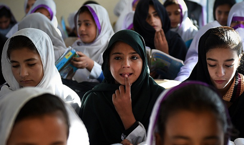 Sukhraj é uma das três crianças que se identificam como cristãs em sua turma que ao todo têm mais de 100 alunos. (Foto: Getty Images).