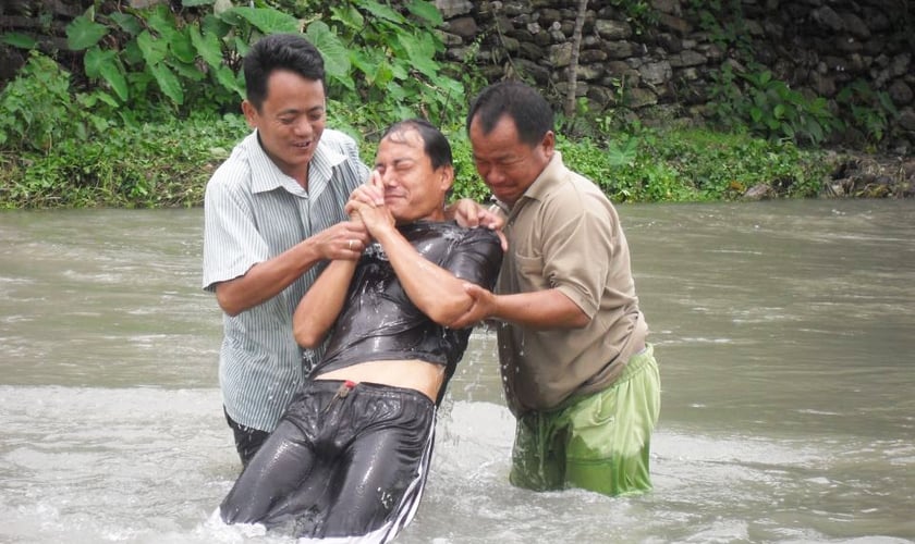 Homem é batizado no estado de Bengala Ocidental, na Índia. (Foto: Divulgação/Biglife)