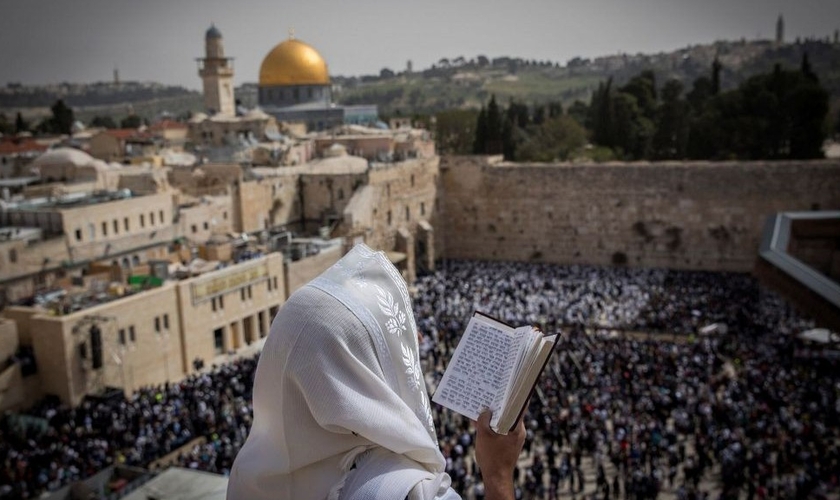 Judeu com um xaile de oração diante do Muro das Lamentações, em Jerusalém. (Foto: Yonatan Sindel/Flash90)
