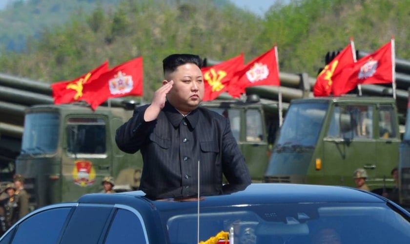 Kim Jong-un, líder da Coreia do Norte, durante exercício militar em seu país. (Foto: KCNA/Reuters)
