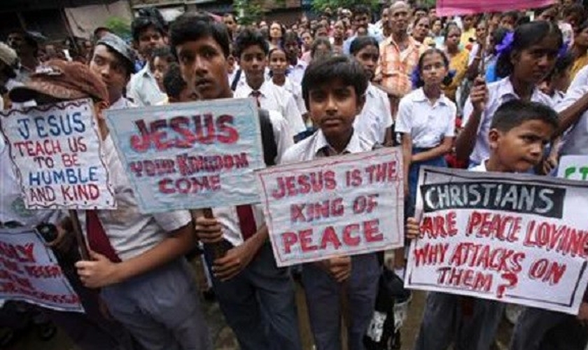 Crianças participam de manifestação pacífica cristã na Índia. (Foto: Reuters)
