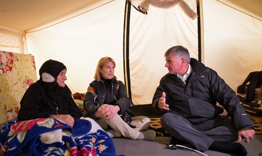 Franklin Graham (direita) conversa com refugiadas. (Foto: Samaritan's Purse)