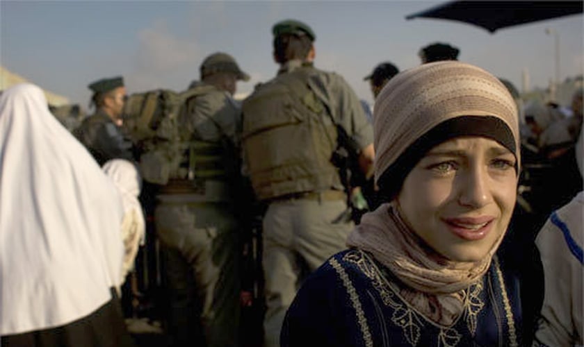 Imagem ilustrativa. Menina palestina chorando na travessia da Cisjordânia. (Foto: Reprodução)