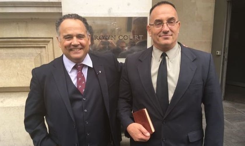 Michael Overd (esquerda) e Michael Stockwell (direita) em frente ao Tribunal onde foram julgados e absolvidos. (Foto: Bristol Post)