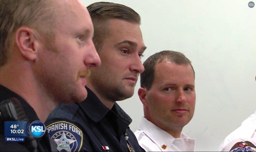 O policial Tyler Beddoes (ao centro) foi uma das primeiras pessoas a ver a cena do acidente. (Foto: KSL)