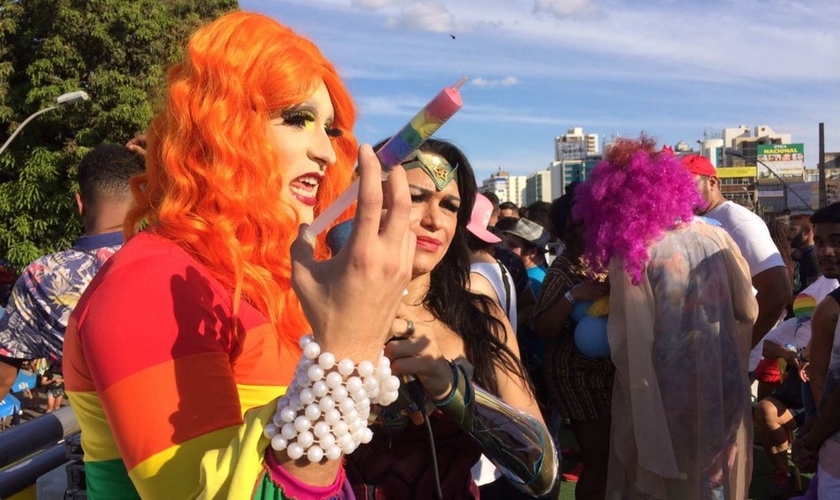 Drag queen expõe seringa colorida em referência à 'cura gay', durante parada gay no DF. (Foto: Michel Platini/Arquivo pessoal)