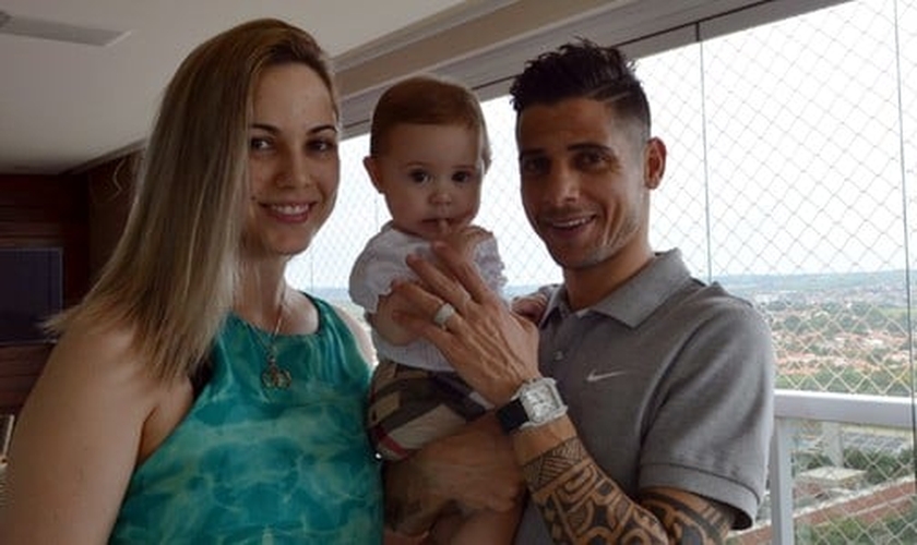 Cicinho ao lado da esposa, Marry e a com a filha Eloah