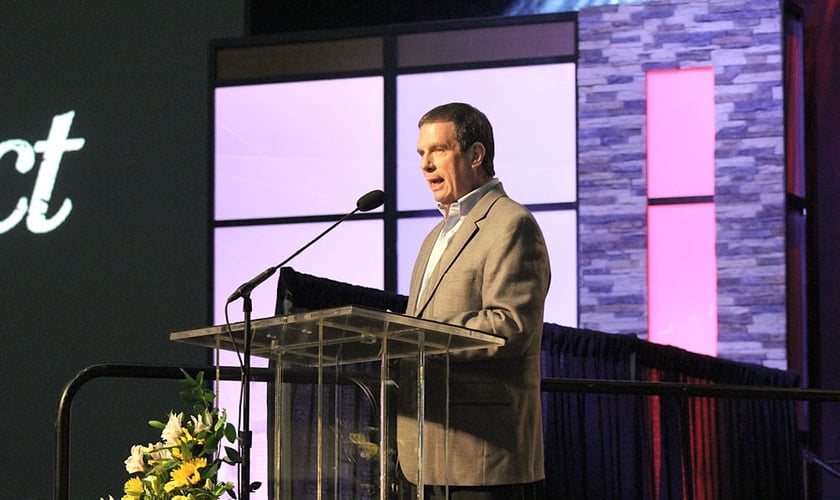 Thom Rainer, CEO da LifeWay Christian Resources discursa durante um encontro com líderes da Convenção Batista do Sul