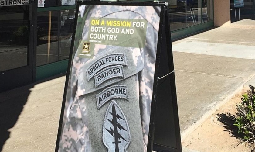 Placa convocava jovens a se alistarem no exército em uma missão "por Deus e pelo país"