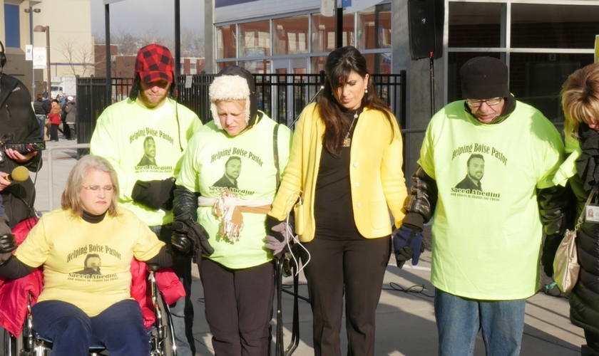 Grupo ora pela libertação de Saeed Abedini, em frente a Boise Universitty