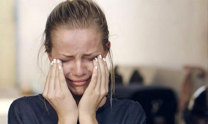 Blogueira de moda chora ao ver de perto a realidade do trabalho escravo no Cambodia
