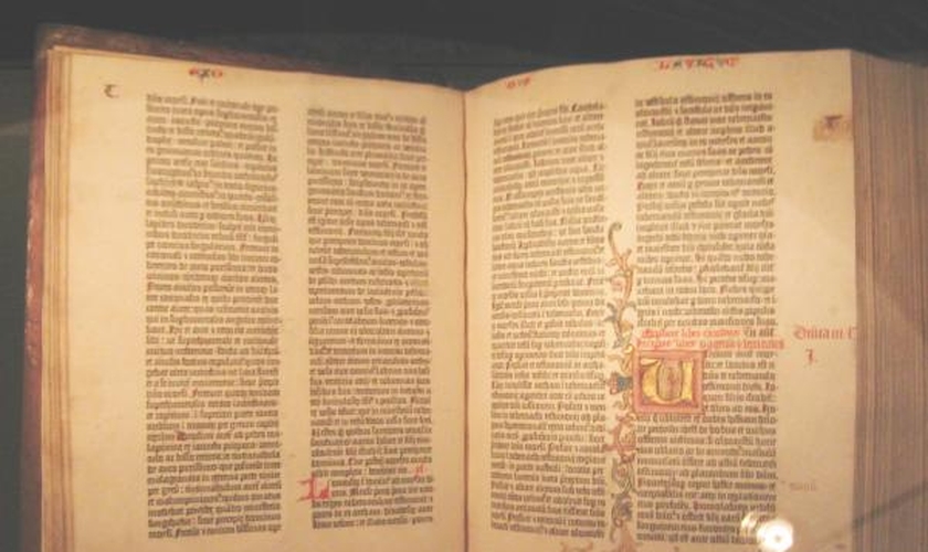 A Bíblia de Gutenberg foi avaliada em torno de 300 milhões de dólares e atualmente só tem 48 exemplares originais em todo o mundo.