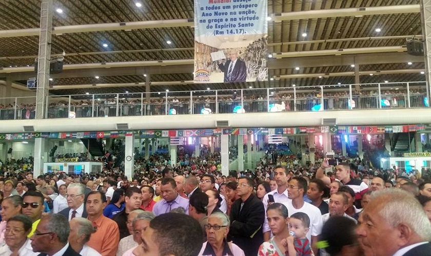 Iniciado às 8h do último domingo, 22/02, o velório terá seu encerramento ao meio-dia desta terça-feira, 24/02.
