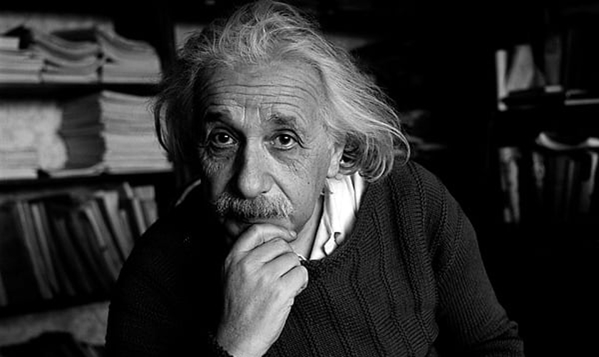 Einsten (1879 - 1955) nasceu em uma família alemã e tornou-se um dos mais famosos cientistas da história, desenvolvendo teorias até hoje usadas como base científica, como a da relatividade.
