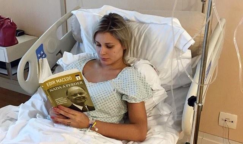 Andressa Urach aproveita repouso da internação para ler um dos volumes da biografia do bispo Edir Macedo