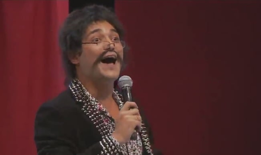 O humorista Eduardo Sterblitch faz o papel de um "pastor", que conta com assistentes de palco seminuas, não dispensa o uso de um vocabulário de baixo calão e tem o diabo como convidado em um tipo de "culto-talkshow"